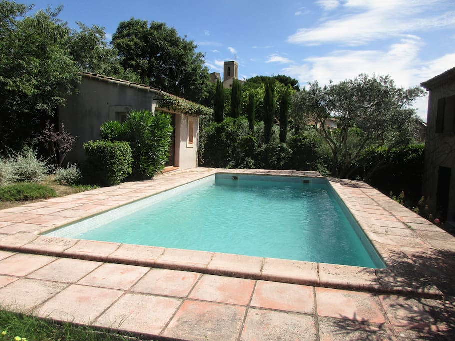 Piscine située derrière la maison du propriétaire, à deux pas du logement en location.