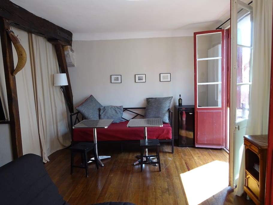 La banquette se converti en couchage 180cm
