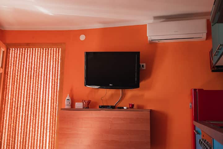Televisión por satélite con más de 300 programas en varios idiomas, además de caja de cine, HBO y Cinemax. 