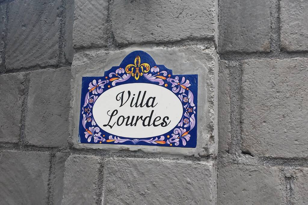 Entrada a Villa Lourdes a la orilla de la Carretera a Masaya.
