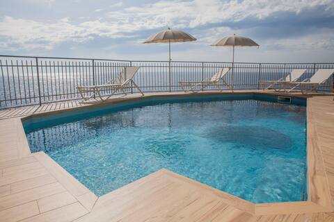 Villa Elizabeth: seawater swimming pool and sea