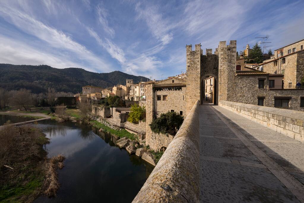 Puente de Besalú. Está a 5 minutos a pie del apartamento.