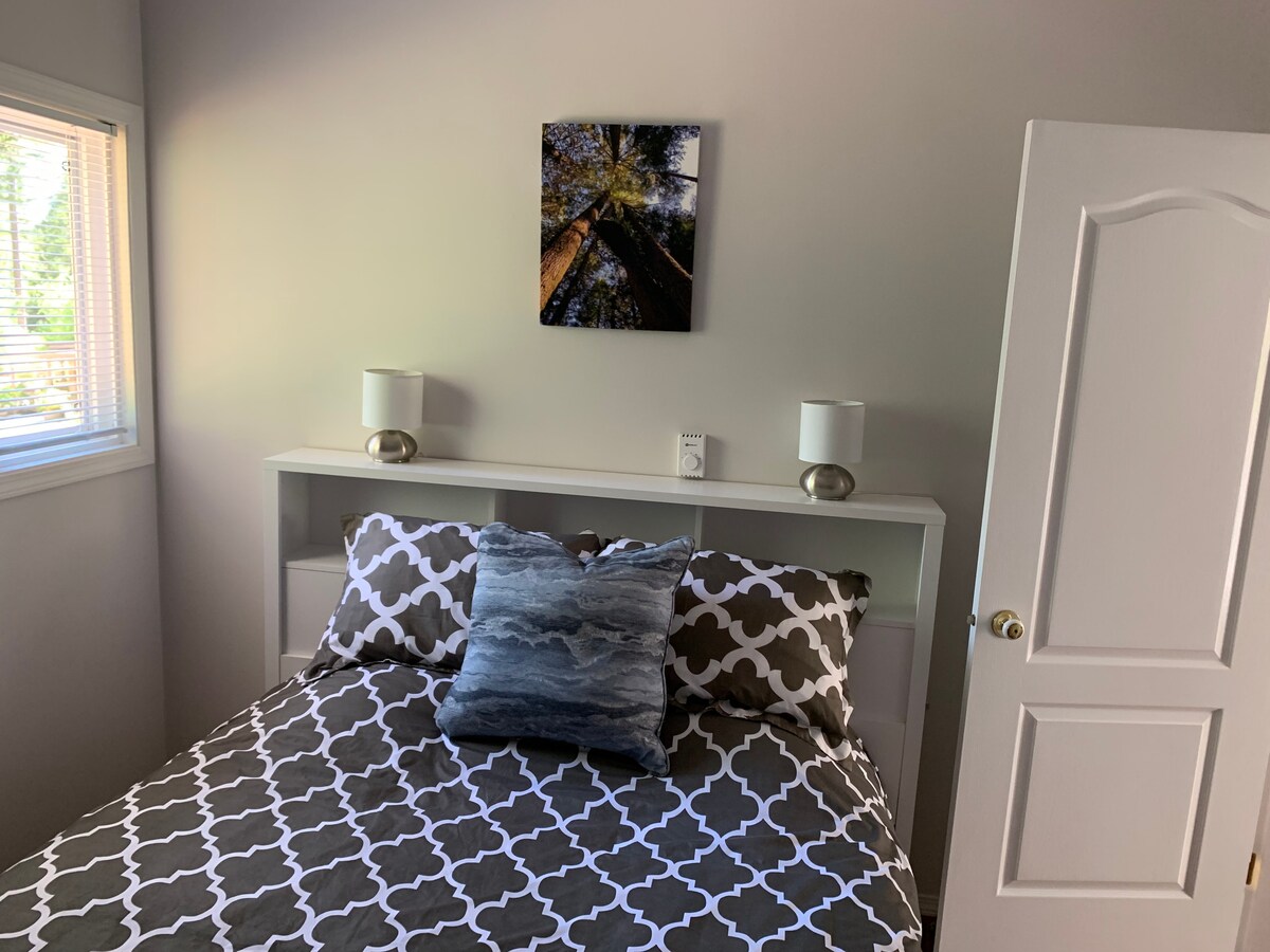 Dhomë gjumi 1 me krevat dopio "queen" me madhësi të plotë