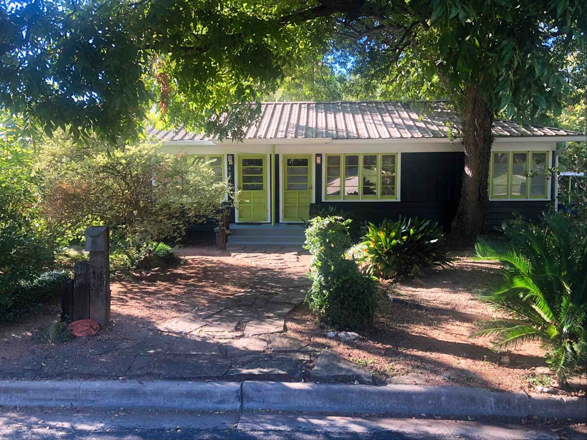 Tranquil Bungalow in Central Austin