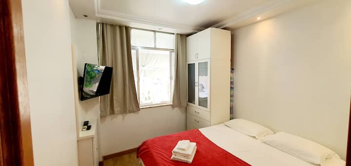 2 dormitorios: caja cama queen, aire acondicionado 9000 btu, armario y televisión.