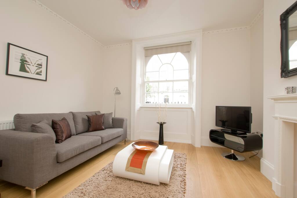 Comfortable Living-room with flat-screen TV and a work/dining table