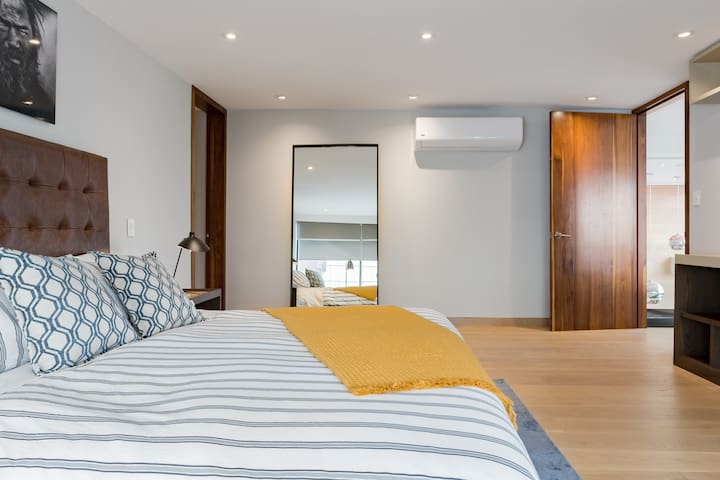 Sophisticated Penthouse gallery image 4