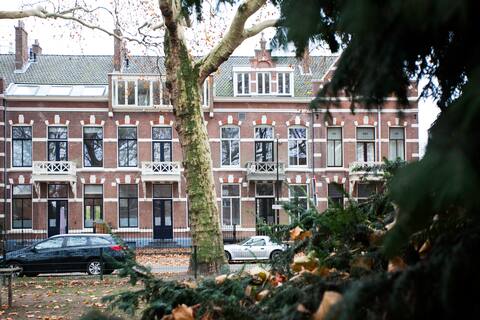luxury townhouse park, city, expats ok. Temporary.