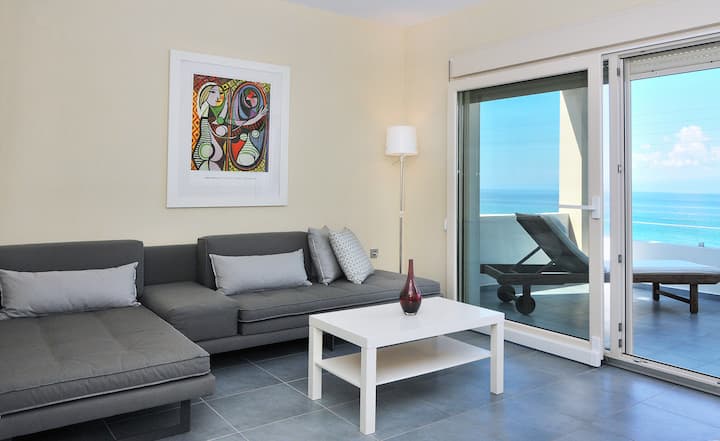 Sala de estar con vista al mar