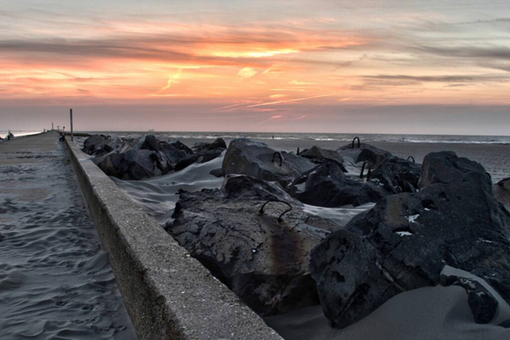 de bekende pier van Hoek van Holland - heerlijk voor een avond wandeling