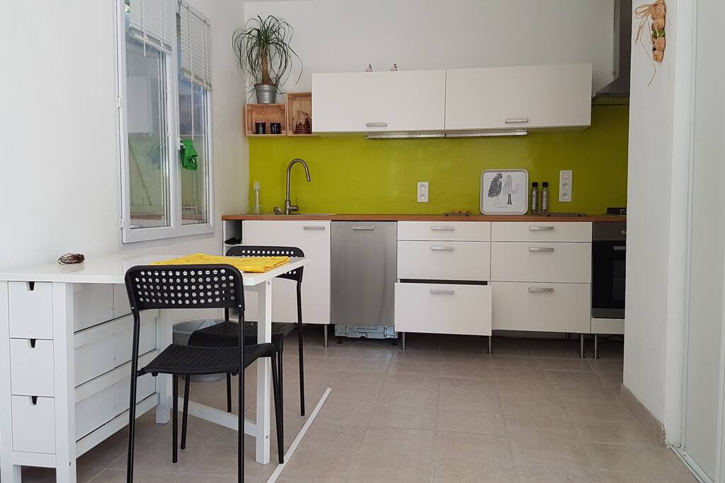 Cuisine Equipée avec Frigo et Lave Vaisselle