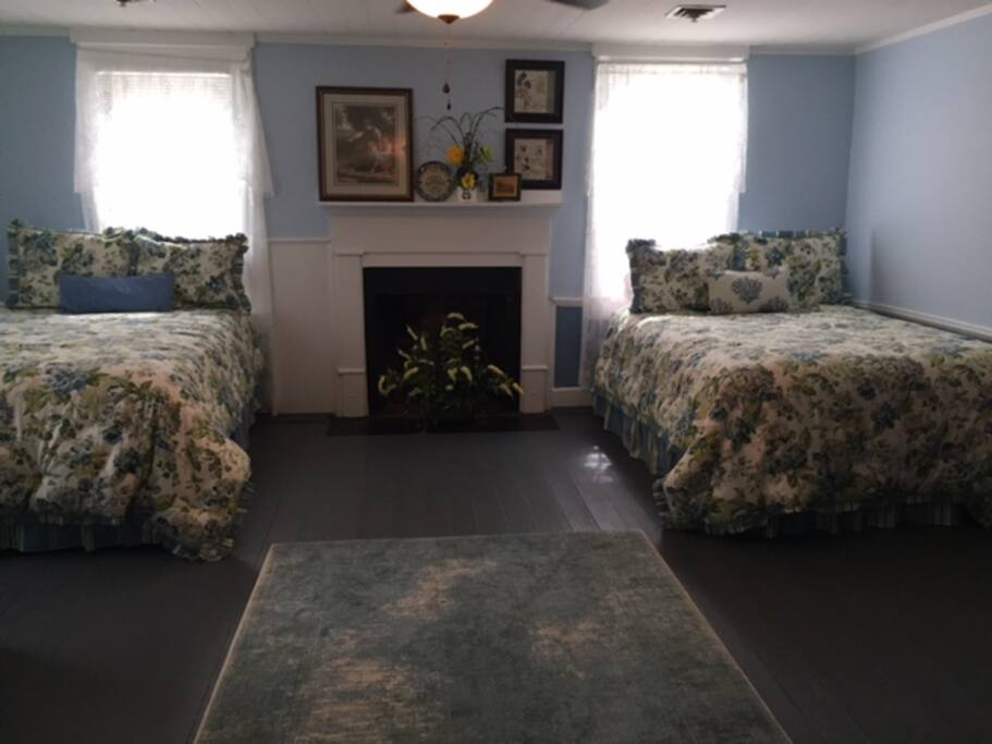 Guest bedroom with 2 queens