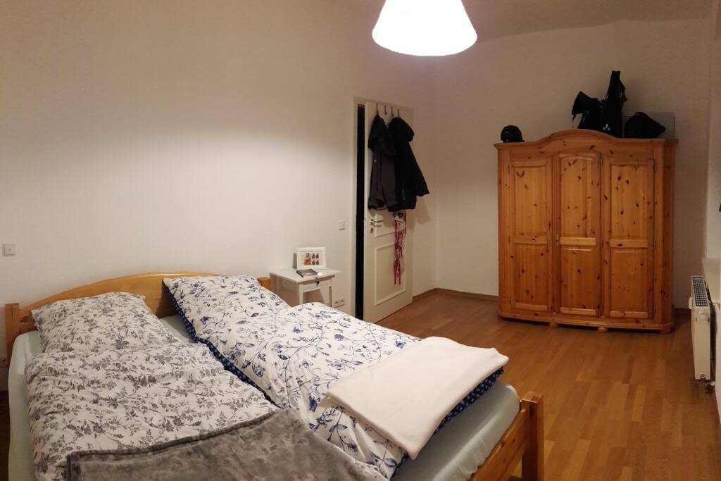 Doppelbett/ zusätzliches Luftbett/ Bei Bedarf Kinderbett