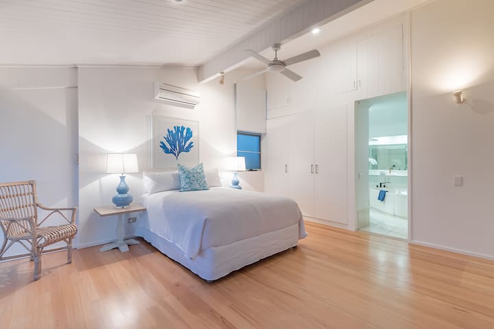 NOOSA HILL HOLIDAY HOUSE – JUST BREATHTAKING gallery image 4