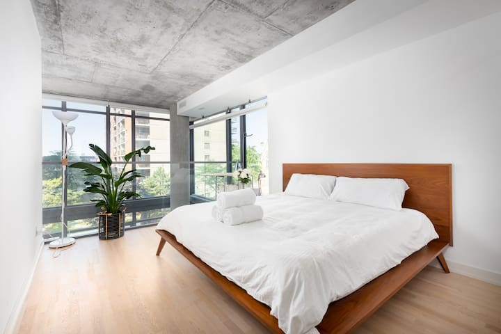 Fabulous 2-Storey Loft in King West with Parking gallery image 3