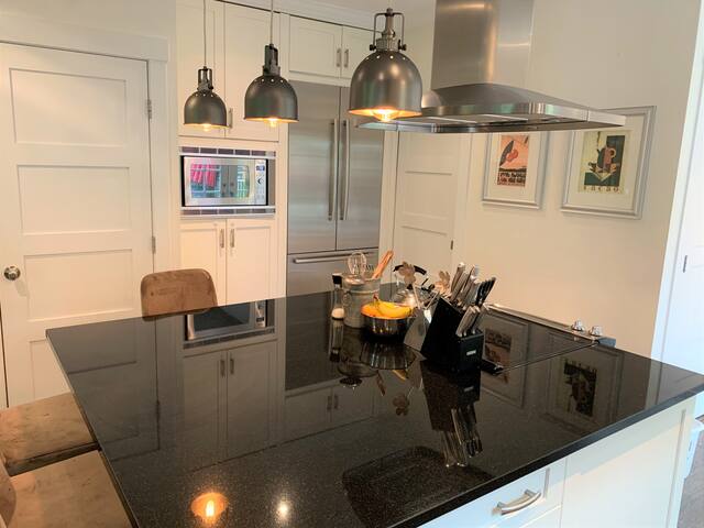 Beautiful Kitsilano 3 Bedroom 3Bath Home Vancouver gallery image 3