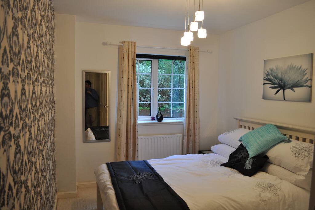 Queen bedroom