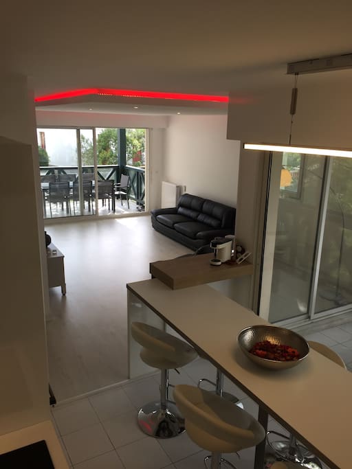 une vue d ensemble depuis la cuisine une table basse a été ajoutée dans le salon
