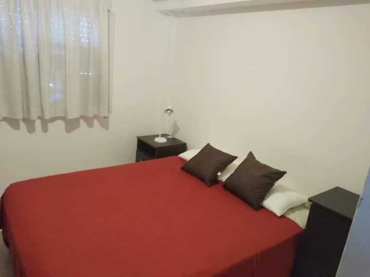 Dhoma e gjumit 1 me  ajër të kondicionuar. 
Dhomë gjumi me  ajër të kondicionuar për të ftohtë dhe ngrohje.  