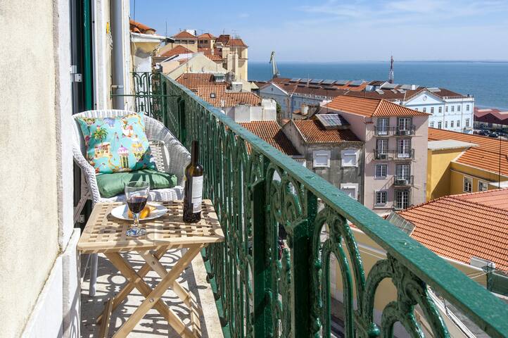 LocaltravelingAlfama-Great Location. FAST WIFI!! gallery image 5