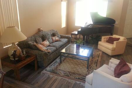 Cozy room in quiet neighborhood & EV Charger #1