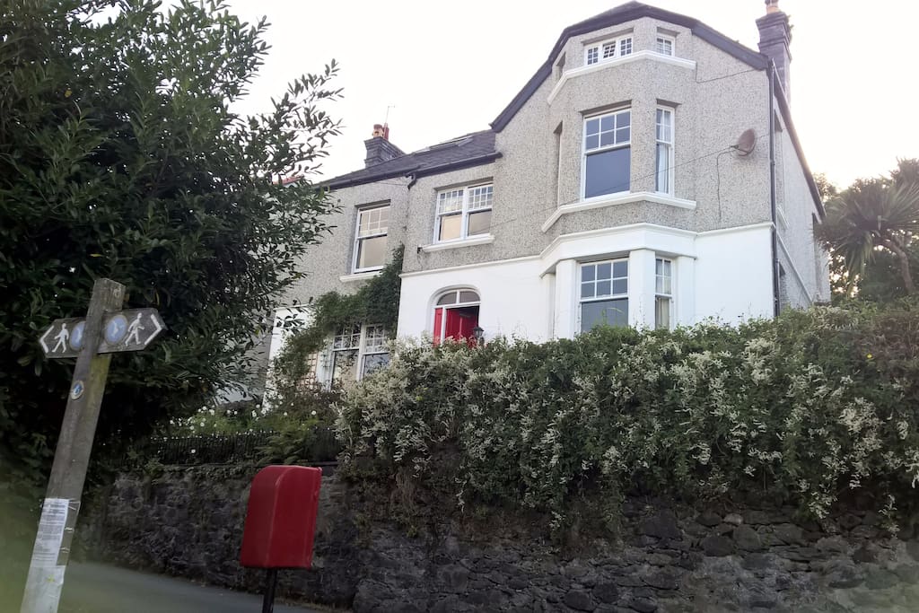 Menai Fron, Cambria Road... right on the Anglesey Coastal Path and overlooking the Straits
