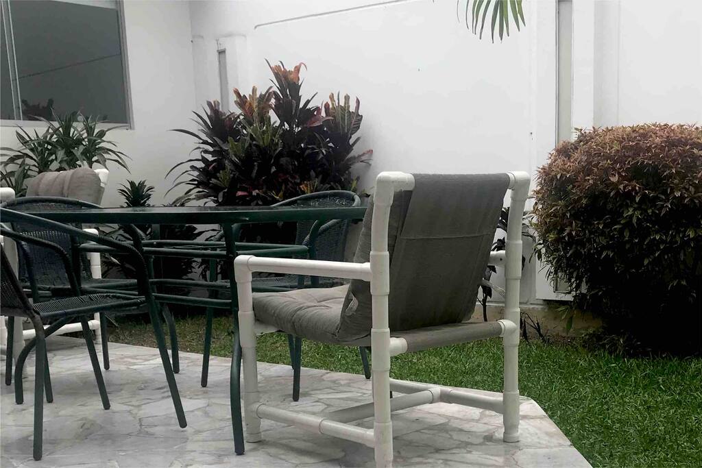 Se alquila habitaciones amobladas en Zona Miraflores, 1,000 soles mensuales, incluye servicios luz,agua, internet