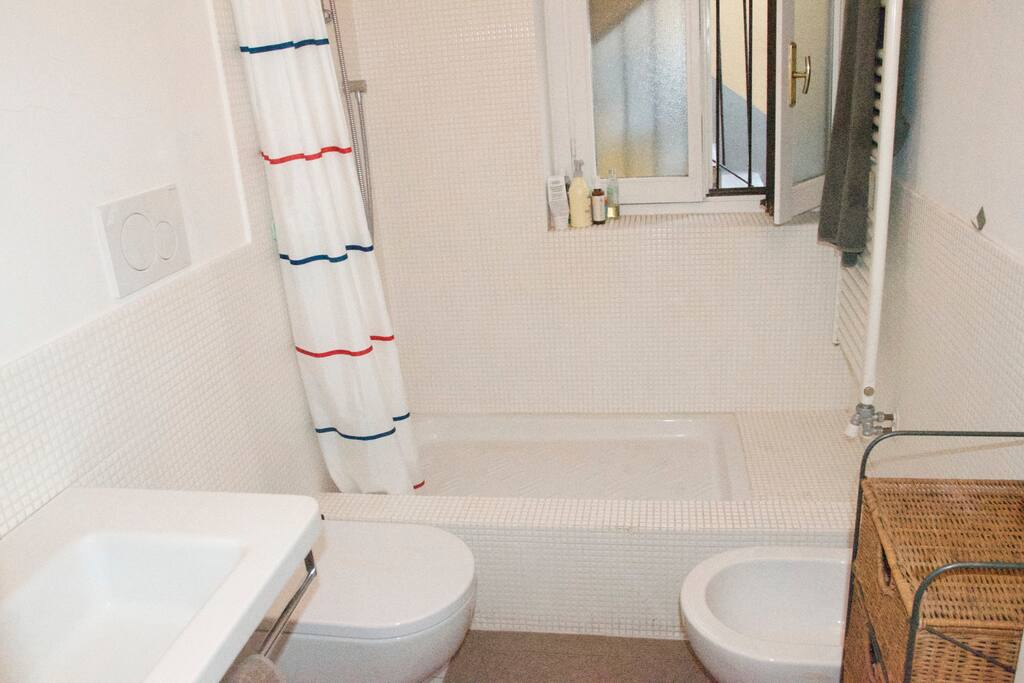 Bathroom (2nd floor)