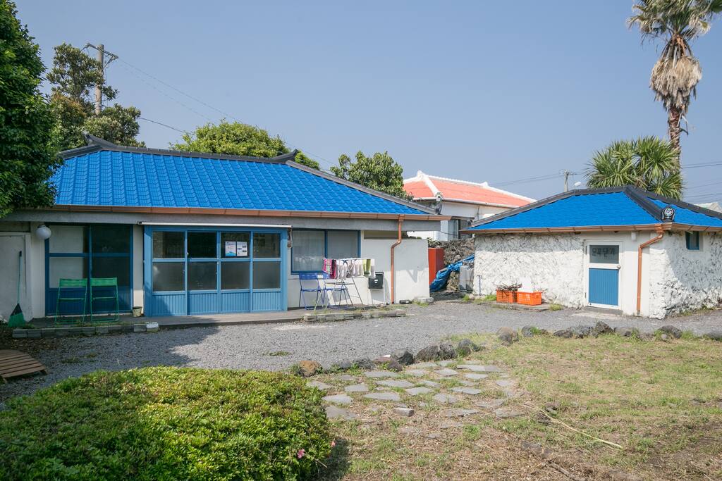 노란색 대문 안으로 들어 오시면 파란색 현관문과 파란색 지붕이 분기고 있답니다.