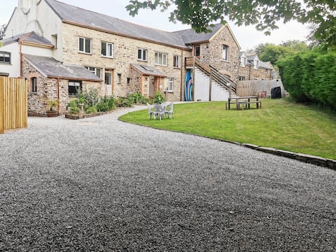 Old rectory Kirkullen apartment 10 mins to beach
