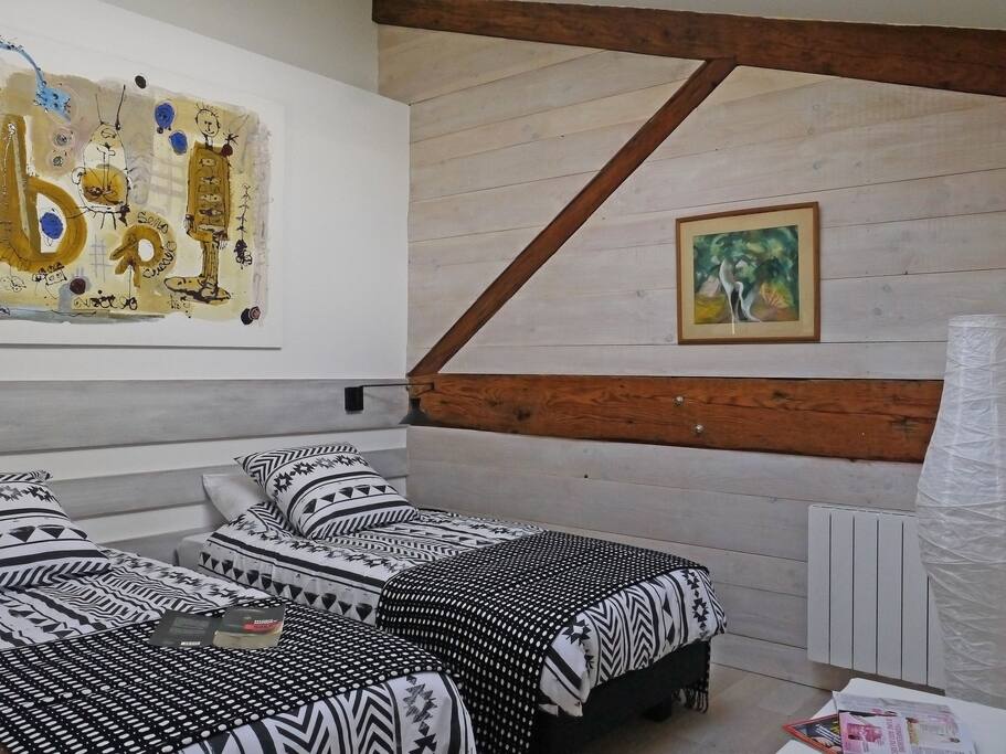 Chambre avec lits modulables selon vos besoins.
