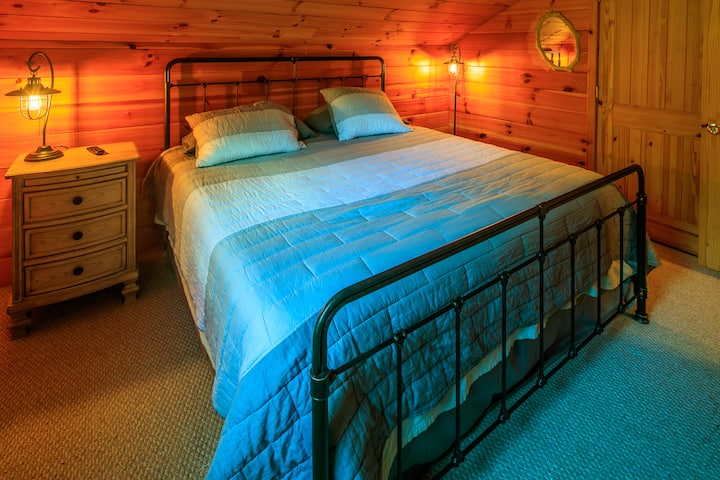 楼上主卧室加大双人床 