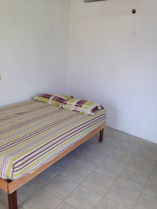 Esta recámara cuenta con cama matrimonial y espacio suficiente para hacer tendido para más personas