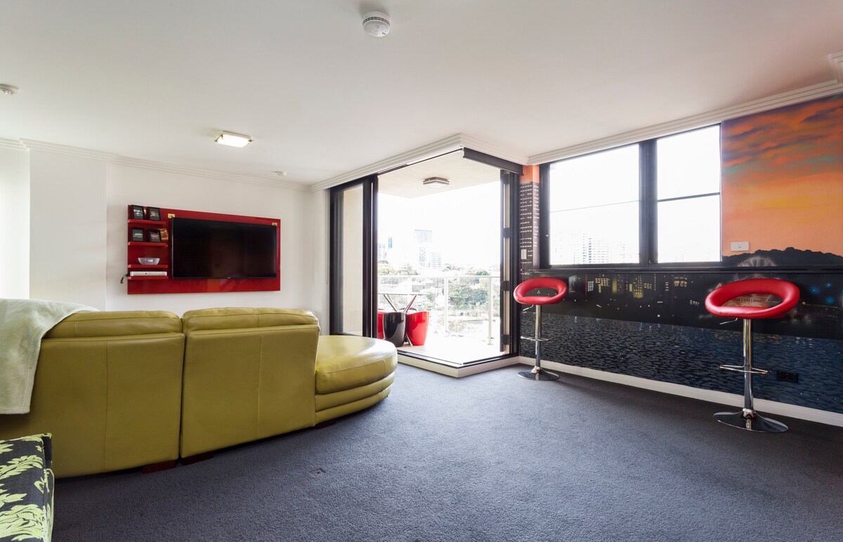 Successful Airbnb property: Sydney Harbor Water front unit - McMahons Point in Sydney