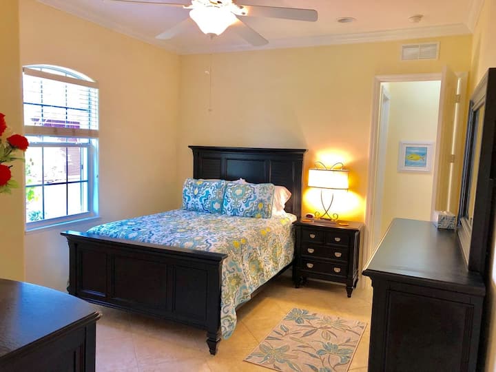 标准双人床卧室，配有梳妆台、内衣柜、吊扇