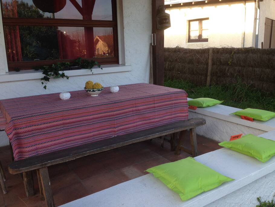 Coin repas sur la terrasse couverte