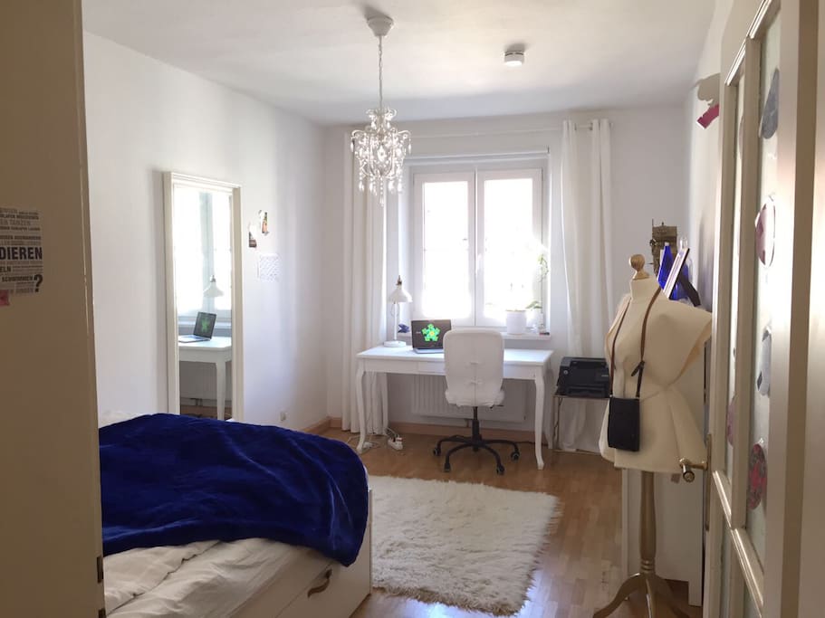 Schlafzimmer 2: schönes, helles Zimmer mit Doppelbett (1,40mx2m))