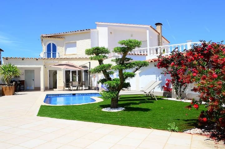 Casa Con piscina cerca de la playa y el centro