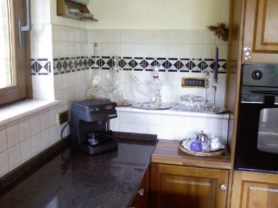cucina con piano cottura ad induzione, lavastoviglie frigo congelatore