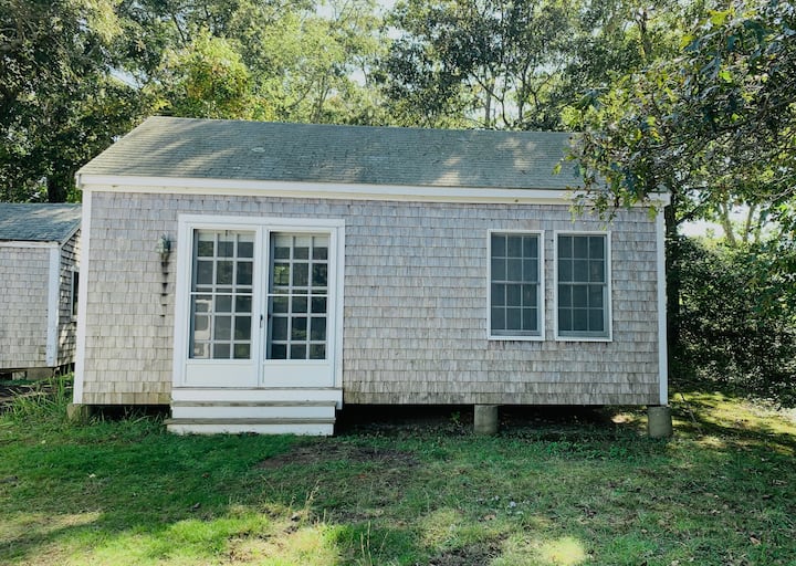 独立480平方英尺1卧室小屋，位于房源后方，配备全功能卫生间。 一间客房设有1张加大双人床和2张单人床。 适合小孩或想要安静区域的成年人入住。