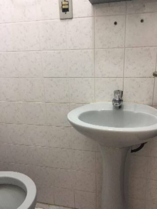 Banheirinho do quarto com chuveiro também