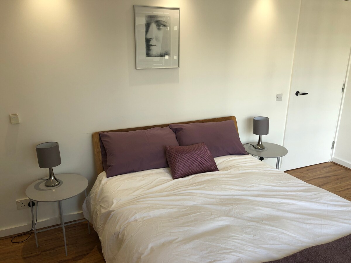 双人床，配备袖珍弹簧反射泡沫支撑矫形床垫。埃及棉床单，配有中硬枕头。触摸床头灯。