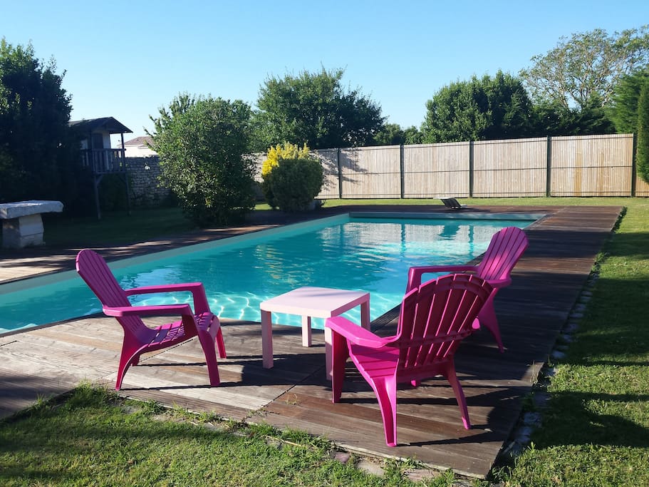 La piscine et son plongeoir, bien à l'abri des regards