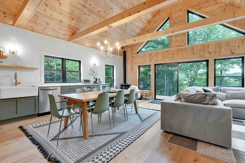 Chalet on Saddleback Mountain with hot tub