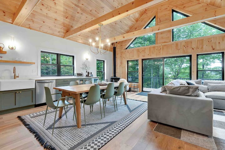 Saddleback Mountain Home with hot tub