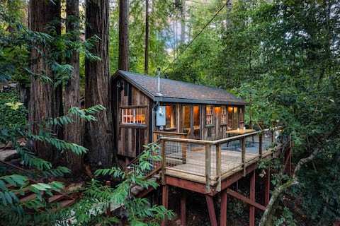 Redwood Treehouse Retreat - Hot tub, fire pit