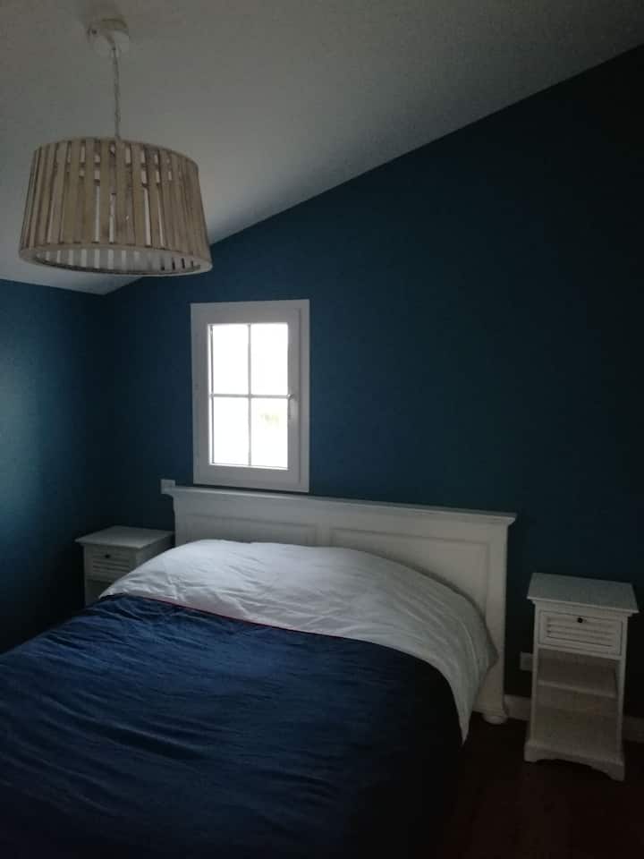 Spavaća soba na katu (krevet od 140 cm) s garderobom.

Posteljina nije obavezna

ℹ  ️ Na fotografijama su prikazane 3 spavaće sobe, no samo će vam 2 biti dostupne tijekom boravka, ovisno o tome koju odaberete.