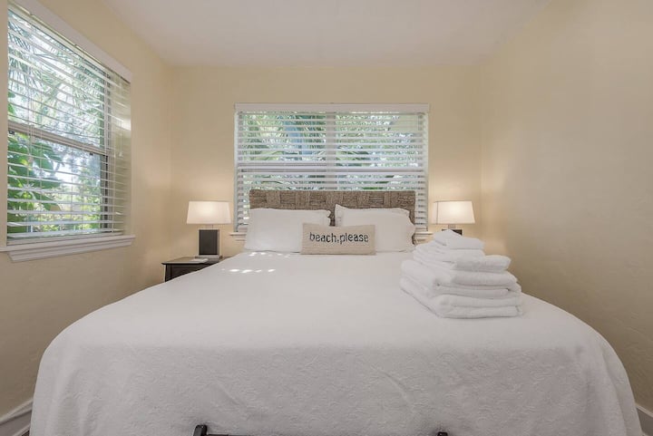 卧室幸福：自然光线充足的宁静空间、毛绒床上用品和迷人的海滩氛围！