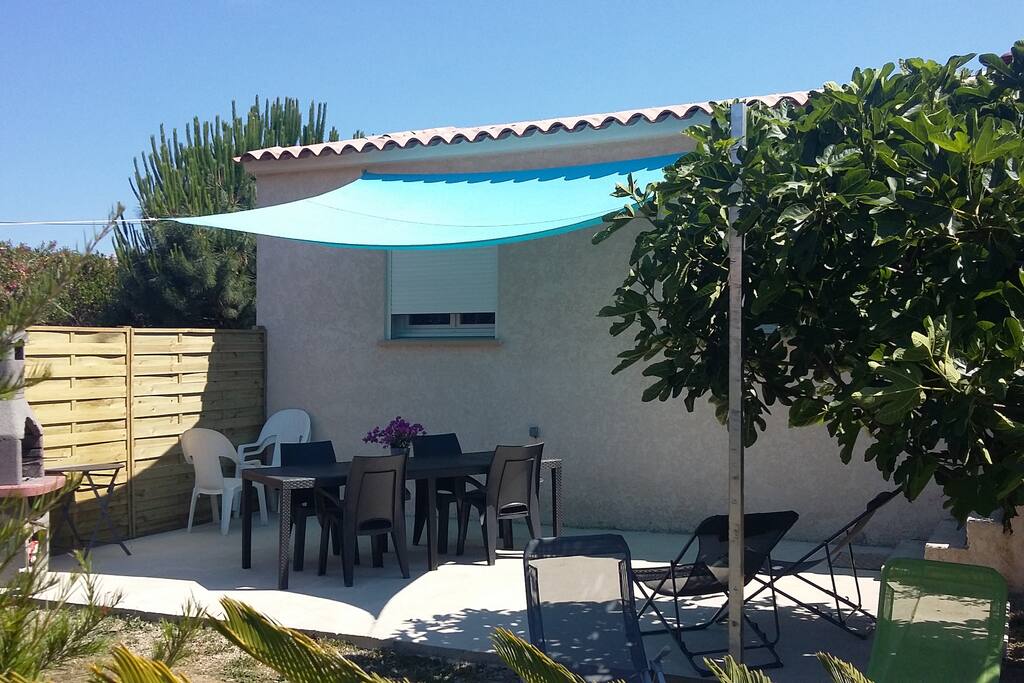 terrasse ombragée avec salon de jardin ,barbecue et transats