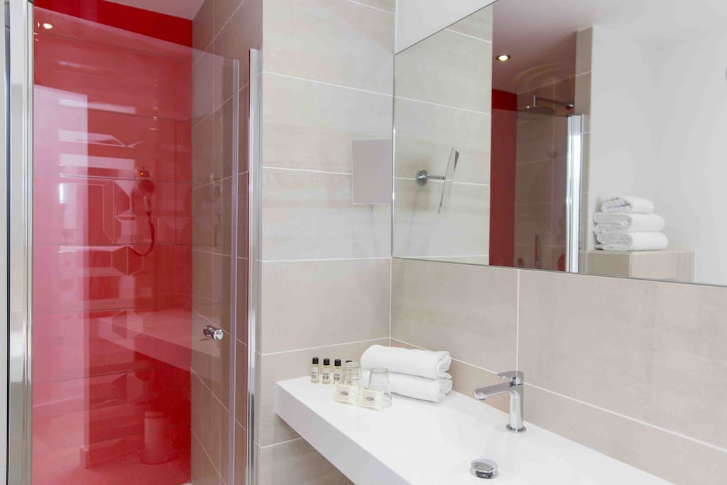Salle de bain neuve, moderne et spacieuse